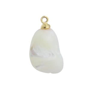 Vue macro d'un pendentif en perle d'eau douce baroque irrégulière avec anneau doré