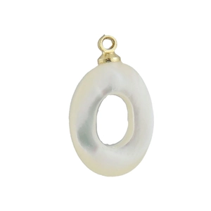 Vue détaillée du pendentif ovale en nacre avec attache dorée et reflets irisés