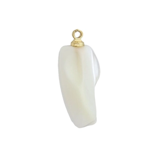 Détail d'un pendentif en nacre de forme organique avec boucle en métal doré