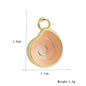 Vue détaillée d'un pendentif coquillage plaqué or 18k avec émail rose et dimensions