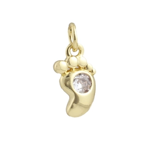 Ciondolo a forma di piedini di bimbo placcato oro con zircone su sfondo bianco