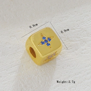 Macro de cuenta de cubo geométrico bañada en oro de 18k con piedras de estrella azul