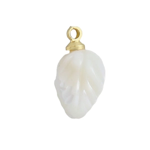Détail d'un pendentif en nacre en forme de feuille avec anneau doré pour bijoux
