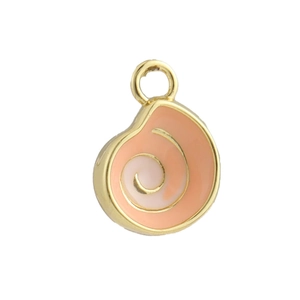 Détail du pendentif coquillage doré avec incrustation d'émail orange et crème