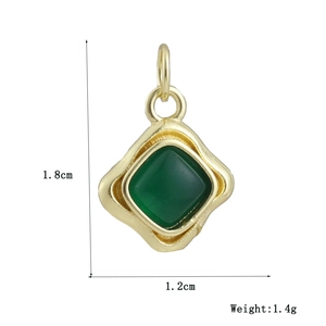 Detail van 18k gouden hanger met een groene vierkante edelsteen en de afmetingen