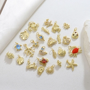 Vue détaillée de pendentifs marins plaqués or 18k avec zircons et perles fines