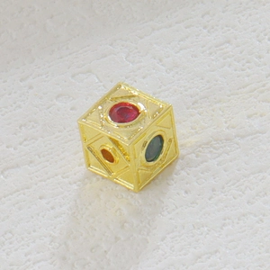 Colgante de cubo geométrico de cobre chapado en oro de 18k con piedras de colores