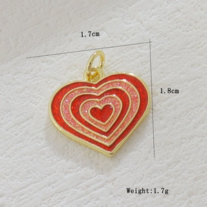 Macro shot of a 18k gold plated heart castle pendant with dimensions 1.7x1.8cm and 1.7g weight