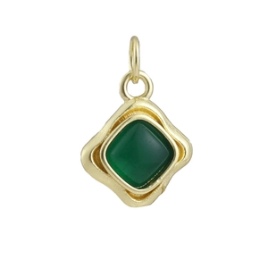 Macro-detail van een 18k vergulde hanger met een vierkante groene agaatsteen inleg