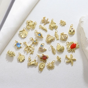 Détail de pendentifs marins en plaqué or 18k avec cristaux colorés pour bijoux artisanaux