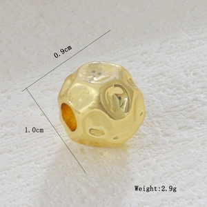 Vista macro de colgante de piedra chapado en oro 18k con textura lava y medidas de tamaño