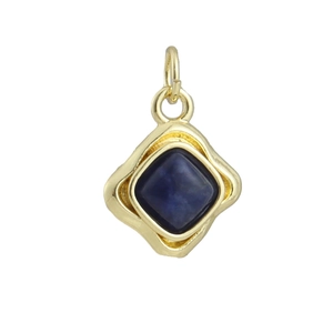 Detail van 18k vergulde hanger met blauwe vierkante edelsteen en kristallen inleg