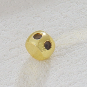 Detalle de cuenta geométrica bañada en oro 18k con agujeros laterales para joyería DIY