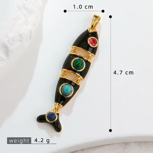 Pendentif poisson articulé avec pierres colorées et dimensions de 4,7 cm par 1,0 cm