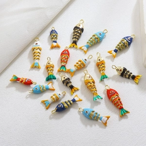 Pendentifs poissons en émail coloré avec boucles dorées pour création de bijoux et colliers