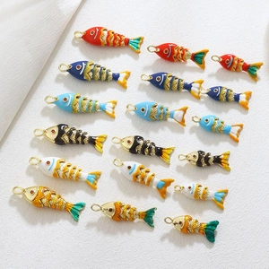 Pendentif Carpe Koï en Cuivre Émaillé à la Main Charme Animal Multicolore pour Fabrication de Bijoux DIY Collier Bracelet