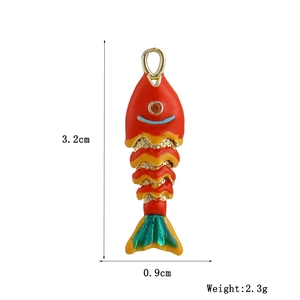 Vue détaillée du pendentif poisson en émail avec dimensions 3,2cm x 0,9cm et 2,3g