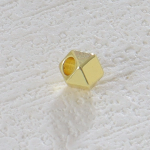 Vista detallada de cuenta hexagonal bañada en oro de 18k para creación de joyas