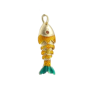 Détail macro d'un pendentif poisson doré avec écailles colorées et œil en rubis