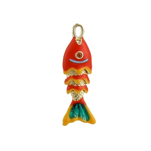 Détail macro du pendentif poisson montrant les écailles en émail et la texture dorée