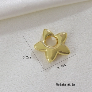 Makroaufnahme von 18k vergoldeter sternförmiger Zwischenperle mit Maßen und Gewicht