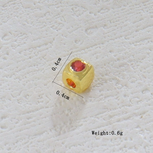 Detalle de cuenta cúbica de 4mm bañada en oro 18k con piedras de colores y 0,6g