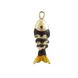 Détail macro d'un pendentif poisson rouge avec dorure et écailles en émail noir