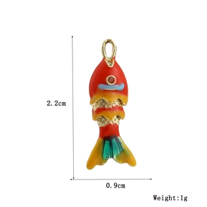Vue détaillée du pendentif carpe koi en émail coloré, mesurant 2,2 cm sur 0,9 cm