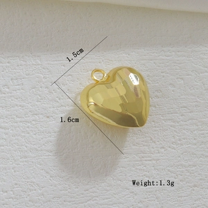 Makroaufnahme von 18k Gold Herzanhänger mit Hammerschlag-Textur und 1,5 cm Größe