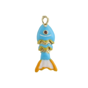 Détail d'un pendentif poisson en émail bleu avec écailles dorées et œil rouge