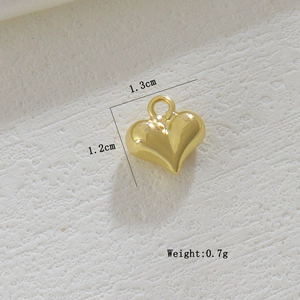 Detail eines 18k vergoldeten Herzanhängers mit Maßen von 1,3 cm Höhe und 1,2 cm Breite