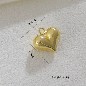 Details von 18k vergoldetem Herzanhänger mit Maßen 2,0cm und 2,3g Gewicht