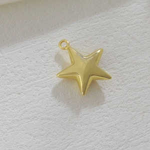 Makroaufnahme der 18k vergoldeten unregelmäßigen Sternanhänger mit Hochglanz für DIY