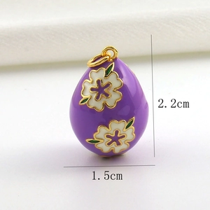 Detail des lila Eianhängers mit weißen Blumenmustern und 18k Goldbeschichtung Akzente