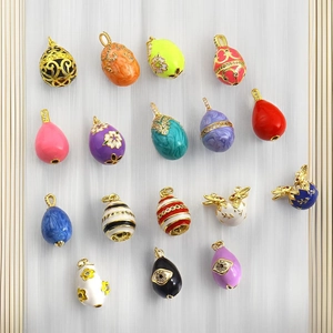 Detailliertes Raster aus 15 Eier-Anhängern im Fabergé-Stil mit Emaille und Vergoldung