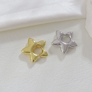 Nahaufnahme von gold- und silbernen Sternperlen aus 18k vergoldetem Metall für DIY-Schmuck
