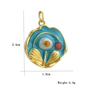 Detailed view of flower pendant with size 2.4cm x 1.9cm and 4.4g weight specifications