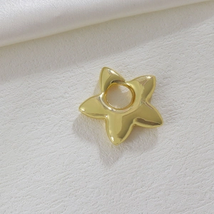 Detail einer 18k vergoldeten unregelmäßigen Sternperle mit runder Aussparung für Schmuck