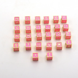 Quadratische rosa Emaille-Buchstabenperlen mit 18k Vergoldung für DIY Halsketten