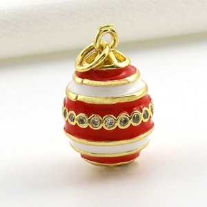 Makro-Detail von rotem und weißem Emaille-Anhänger im Fabergé-Stil mit 18k Vergoldung und Zirkon