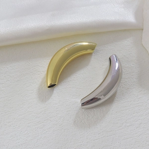 Detailansicht der gebogenen Metallperlen in Gold und Silber für DIY-Schmuckzubehör