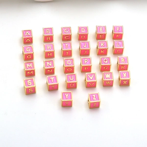 Rosa Emaille 18k vergoldete Alphabet-Würfelperlen Set für DIY Schmuckherstellung