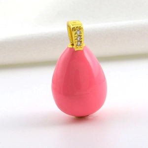 Nahaufnahme von rosa Emaille-Anhänger mit 18k vergoldetem Verschluss und Zirkonia-Akzenten