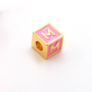 18k vergoldeter Würfel-Charm mit rosa Emaille und Buchstabe M für DIY-Halsketten