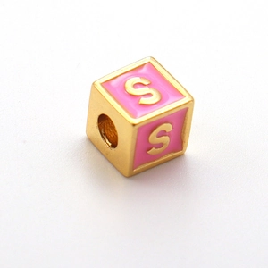 Detail der rosa Emaille-Buchstabe S Quadratperle mit 18k Goldbeschichtung für Schmuck