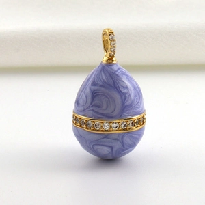 Detail eines Fabergé-Ei-Anhängers mit lila Emaille und Zirkonia-Inlay in Goldoptik