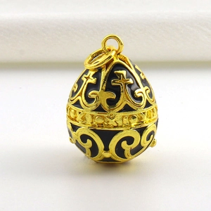 Detail eines Fabergé-Stil Anhängers mit vergoldetem Filigran und schwarzer Emaille-Optik