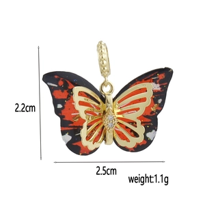 Macro de colgante de mariposa en oro 18k con alas de colores y medidas marcadas