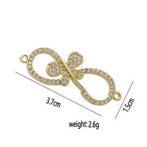 Detalle macro del colgante infinito de mariposa chapado en oro 18k con circonitas blancas