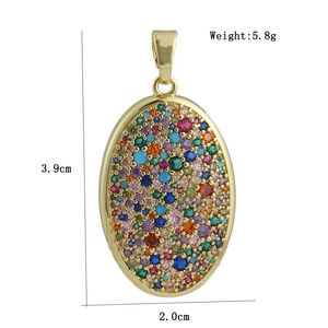 Dettaglio del pendente ovale dorato da 3,9 cm con pietre di zircone colorate